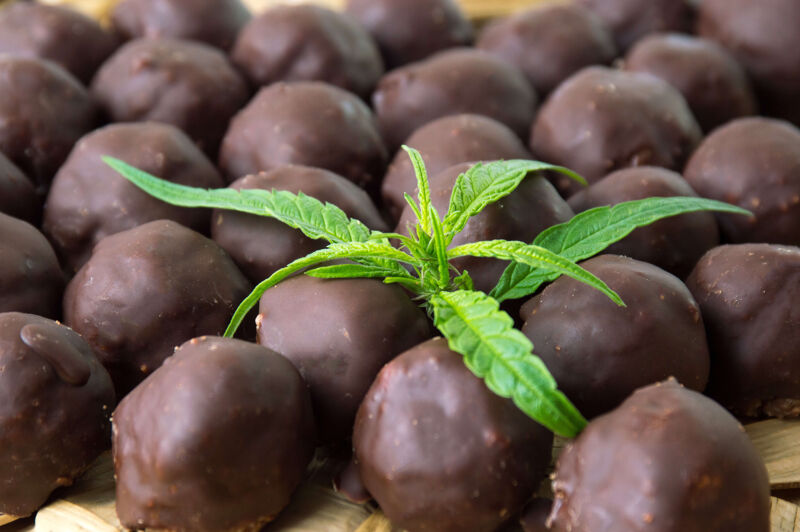 CBD Schokolade mit Cannabisblatt